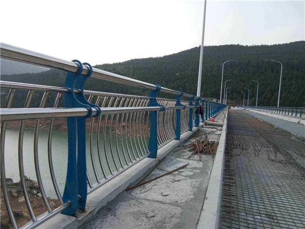 静安不锈钢桥梁护栏的特点及其在桥梁安全中的重要作用
